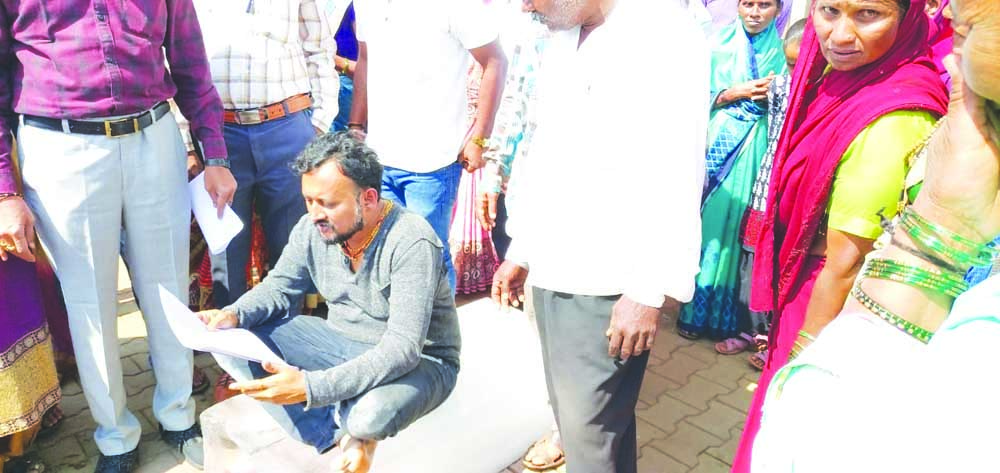 ಅವ್ಯವಹಾರ: ಕ್ರಮಕ್ಕೆ ಆಗ್ರಹಿಸಿ ಮಂಜುಗಡ್ಡೆ ಮೇಲೆ ಪ್ರತಿಭಟನೆ